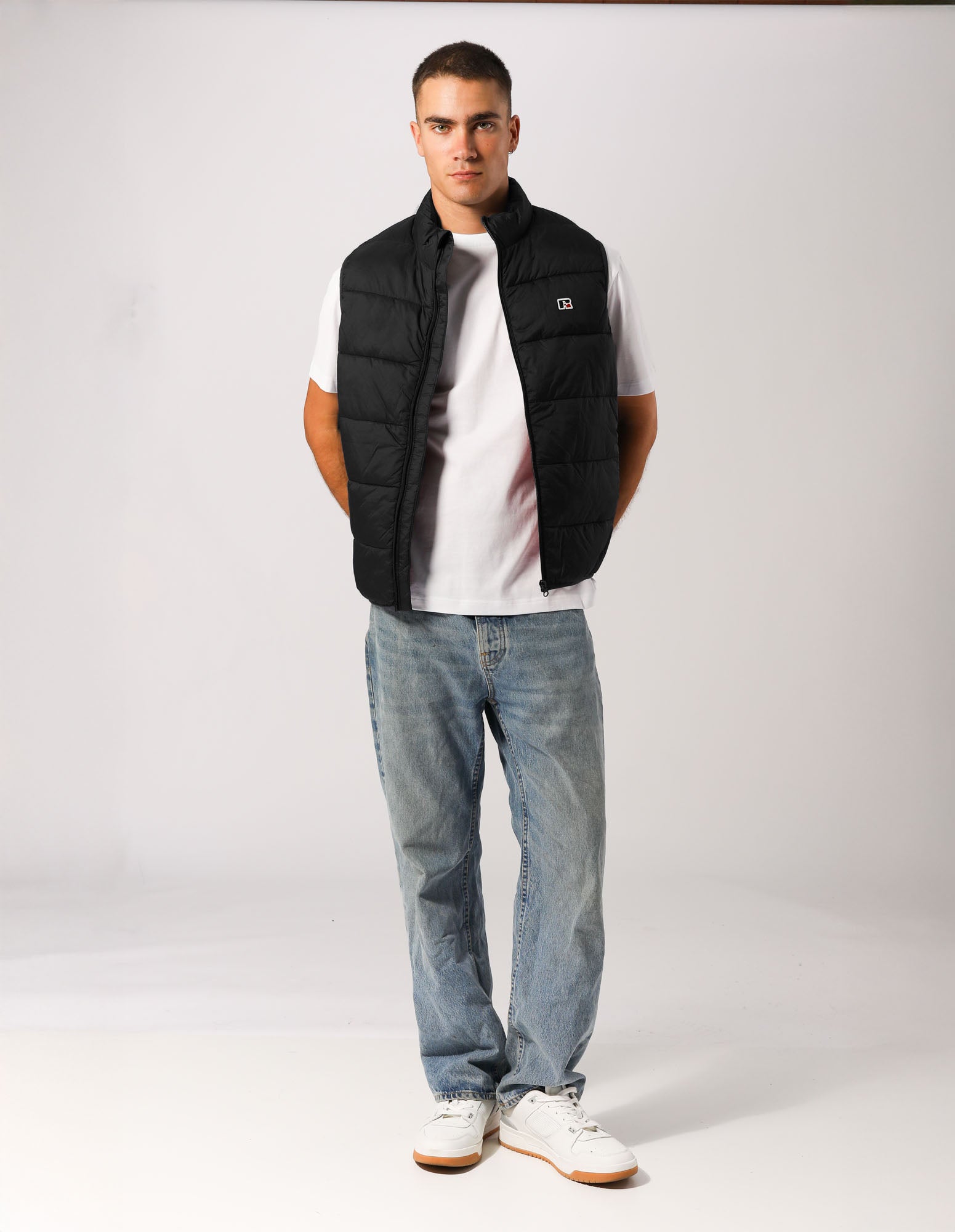 Russell Athletic Australia Unisex R Logo Lightweight Packable Puffer Vest - Black True Since 1902